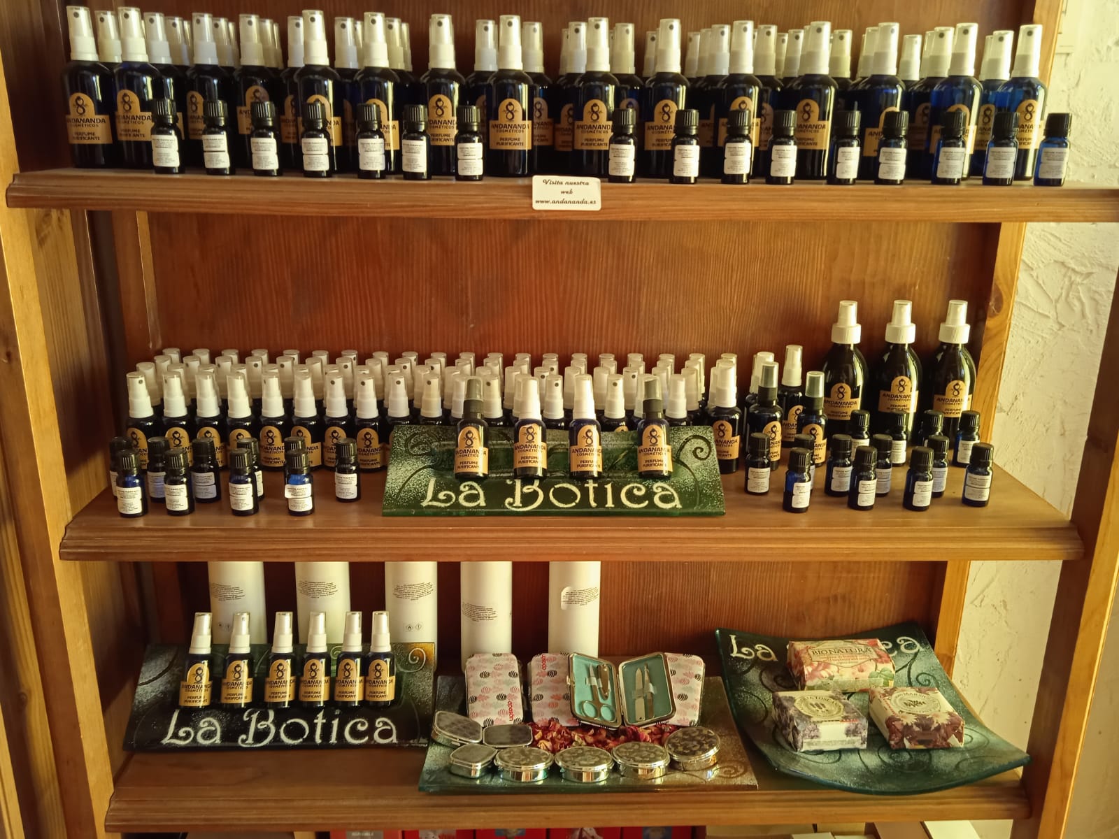 Productos de Andananda expuestos en la botica